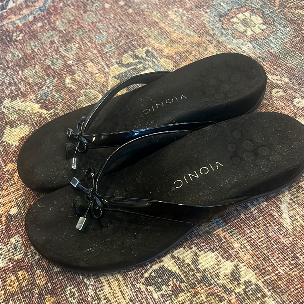 Vionic Black Sandals Classic Flip-Flop Design